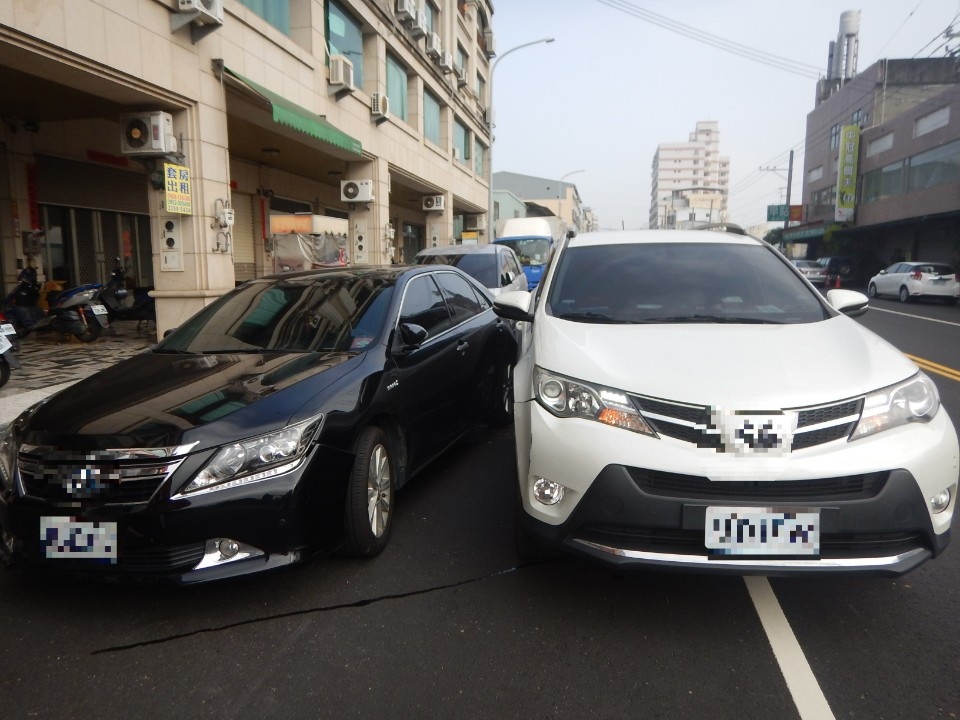 自家門前停車挨撞 警：違規停車致肇事仍須舉發。(特派員林惠貞翻攝)