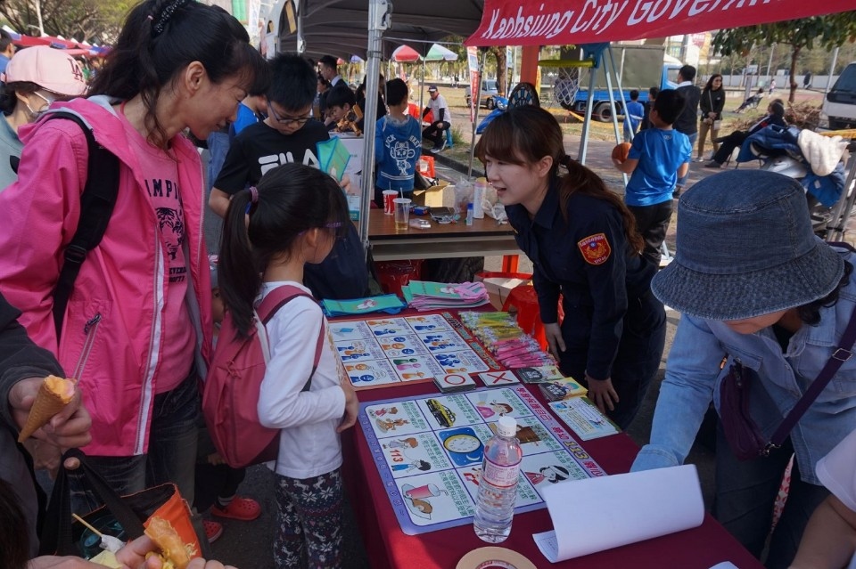 高雄市婦幼警察隊結合社區辦理「長幼共融-LOVE團圓愛心公益園遊會」。(記者劉明吉翻攝)