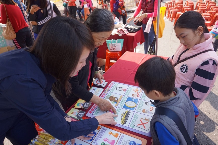 高雄市婦幼警察隊結合社區辦理「長幼共融-LOVE團圓愛心公益園遊會」。(記者劉明吉翻攝)