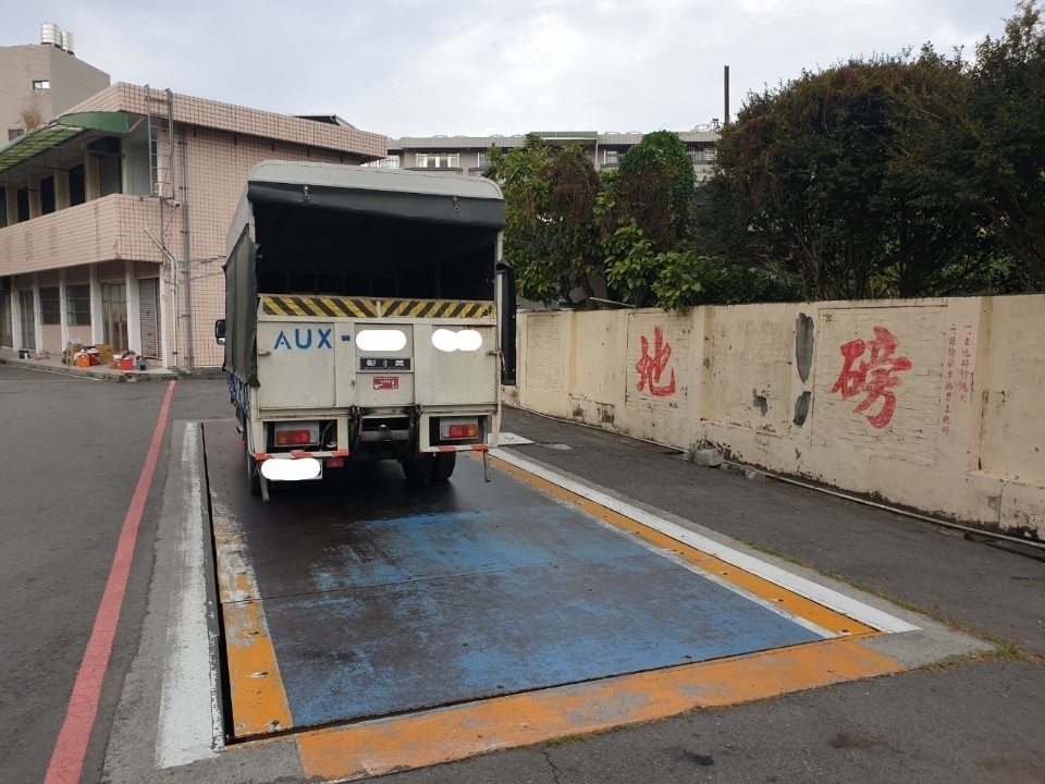 公告豐原監理站辦理大型車檢驗線地磅年度檢定作業。(記者林志強翻攝)