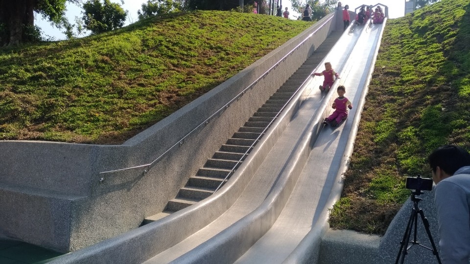 921地震公園溜滑梯 幸福道到幸福。(記者劉明福翻攝)