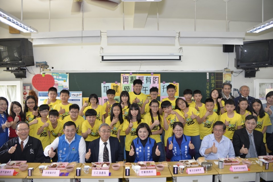 「營養升級 健康加值」張麗善、台塑王總裁與鎮東學童共享愛的午餐 。(記者張達雄攝影)