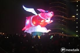 中台灣元宵燈逾3萬人次熱鬧參與 盧秀燕與民眾點亮主燈。(記者曾憲群翻攝)