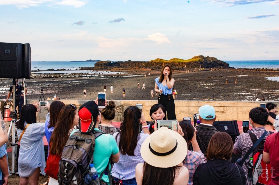 現場遊客熱情投入參與「奎壁山搖滾音樂會」，感染地質音樂魅力。圖/澎管處提供