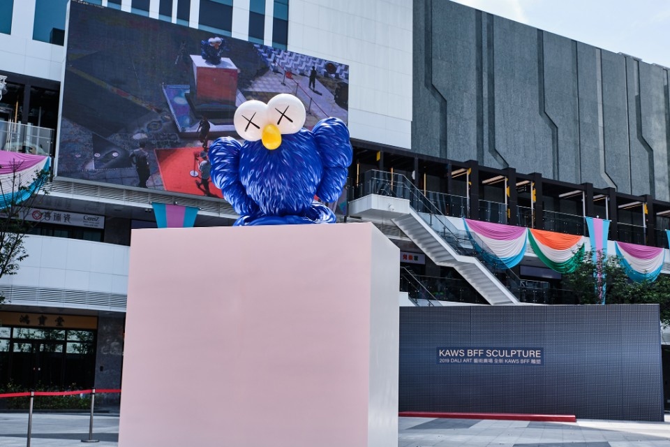 「2019 DALI ART藝術廣場KAWS全新型態BFF雕塑」。(記者李煥勇翻攝)