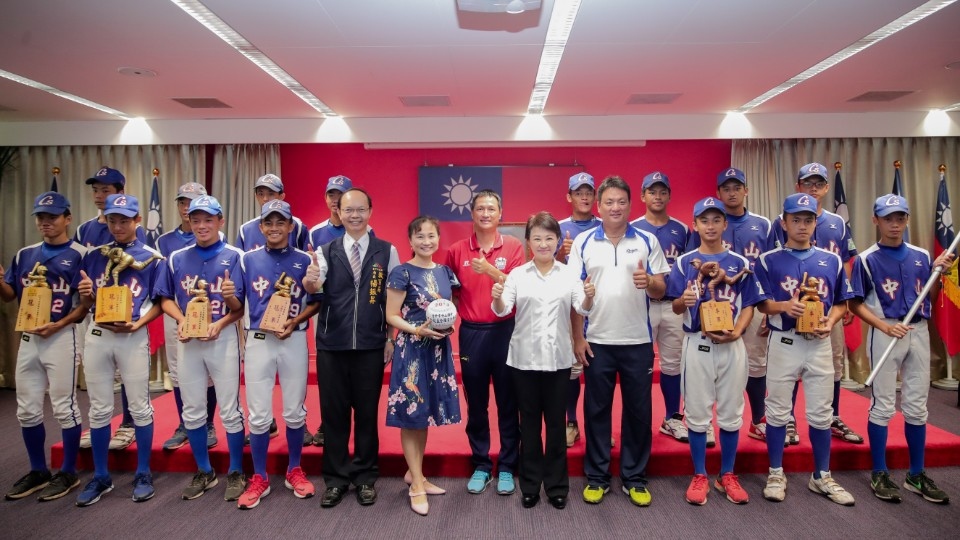 中山國中棒球隊勇奪金龍盃全國冠軍 市政會議獻獎分享榮耀。(記者張越安翻攝)