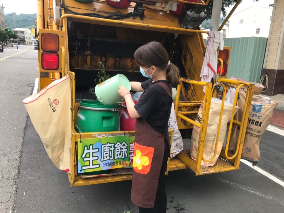 中市垃圾車生廚餘收運 擴大服務範圍。(記者張越安翻攝)