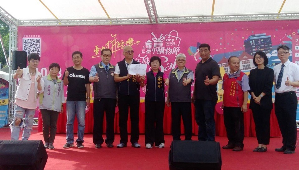 副市長楊瓊瓔為台中購物節抽出第二台納智捷S3幸運得主。(記者張越安翻攝)