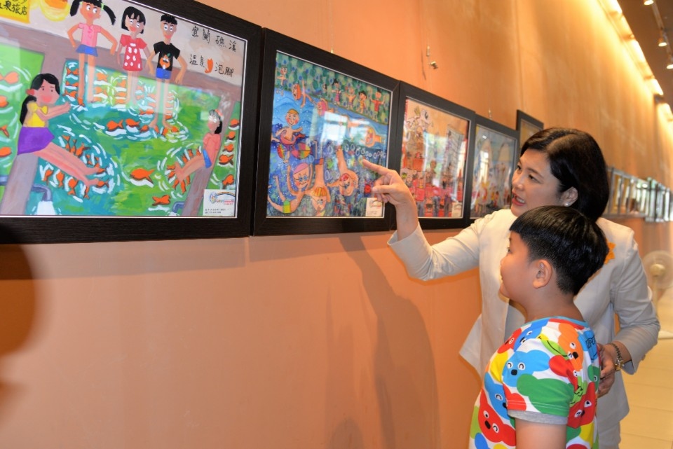 第四屆旭硝子「藝起暑遊趣」雲林縣國小兒童繪畫比賽得獎小朋友，向縣長介紹自己創作。（記者張達雄攝影）