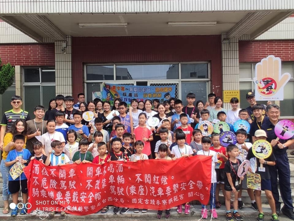 結合夏令營 臺西警青春專案宣導防詐反毒不酒駕。(記者蘇杉郎翻攝)