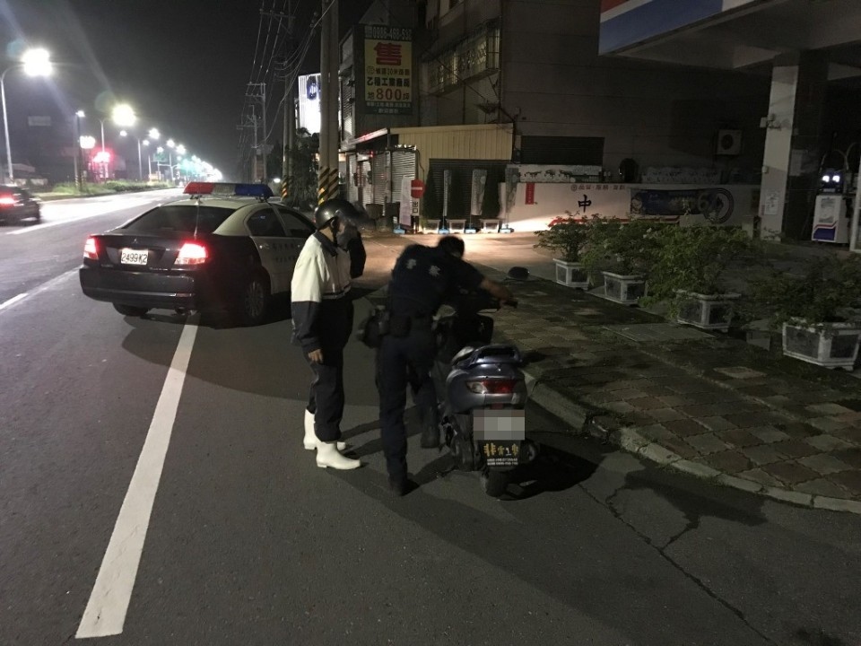 老翁與老車 湖內警出腳相助送回家。(記者張文晃翻攝)