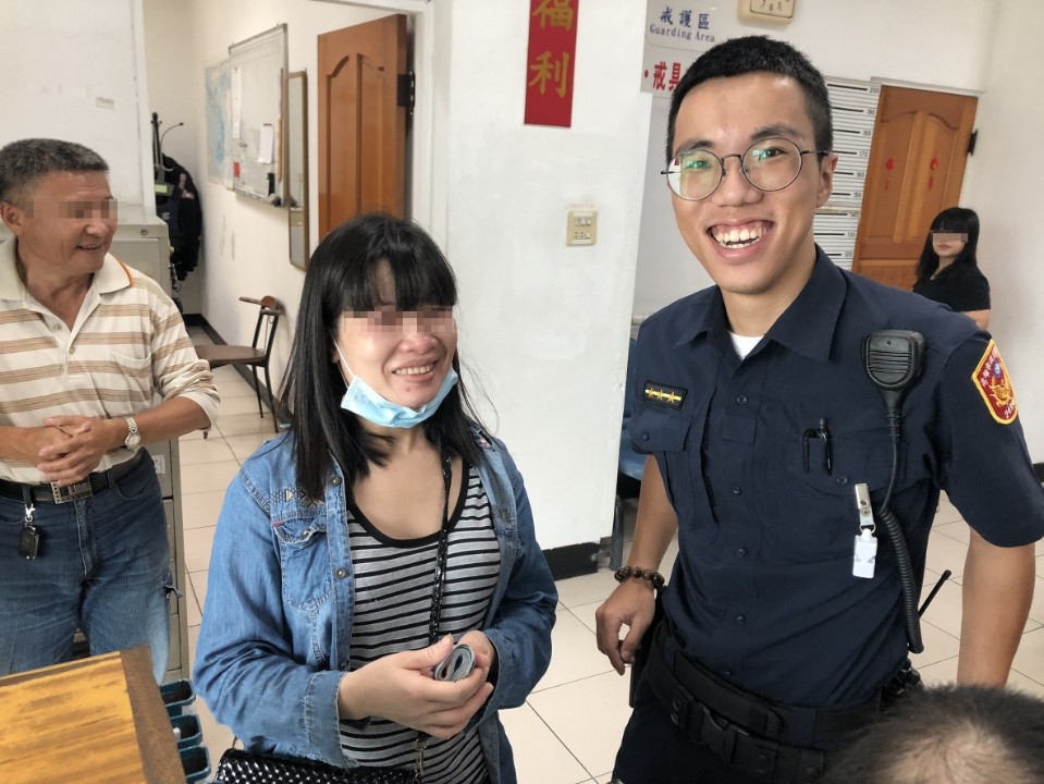 警相伴尋回遺失的薪水 越南看護直讚台灣真有人情味 。(記者張文晃翻攝)