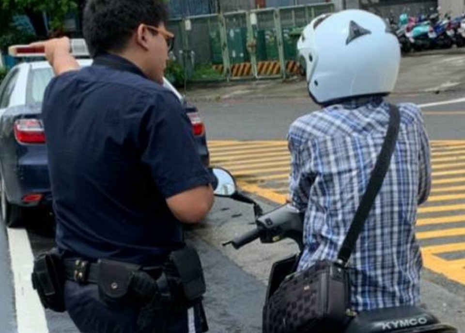 返家途中機車突過路 一甲警熱心相助指引方向。(記者張文晃翻攝)