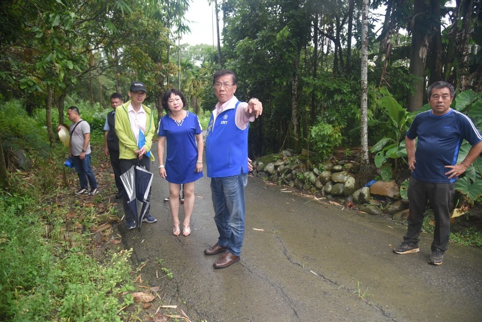 集集富山里大山段坑溝掏空影響擋土牆安全 林縣長指示改善。(記者張光雄翻攝)