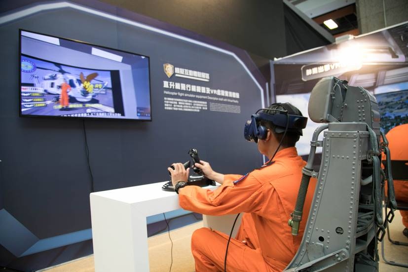 VR出任務！資策會與反潛航空大隊共推模擬飛行。(記者吳朝駿翻攝)