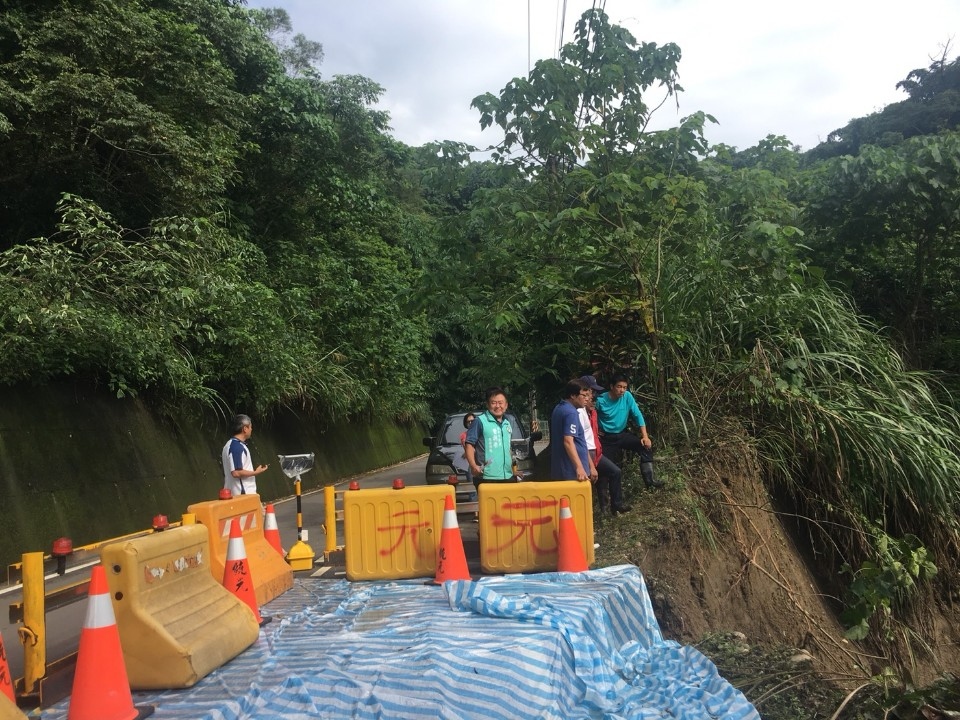 中市山區道路因連日豪雨崩塌 建設局最快速度搶修中。(記者何權璋翻攝)