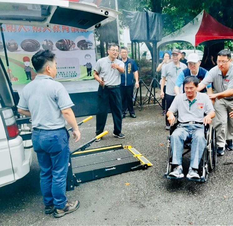保障身障乘客安全 中市復康巴士司機消防教育演練。(記者陳信宏翻攝)