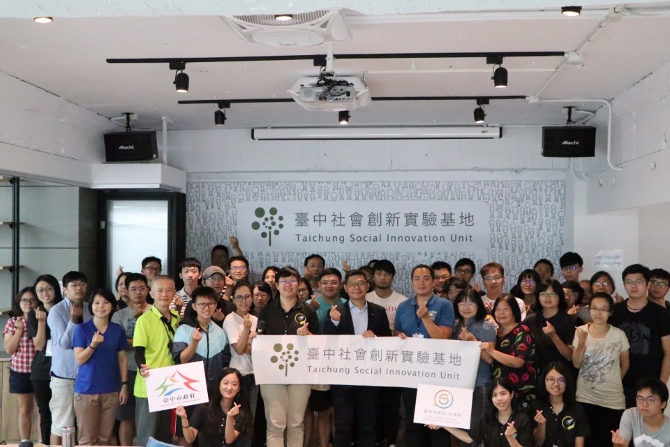 台中社會創新實驗基地邀專家 與青年暢談區塊鏈。(記者白信東翻攝)
