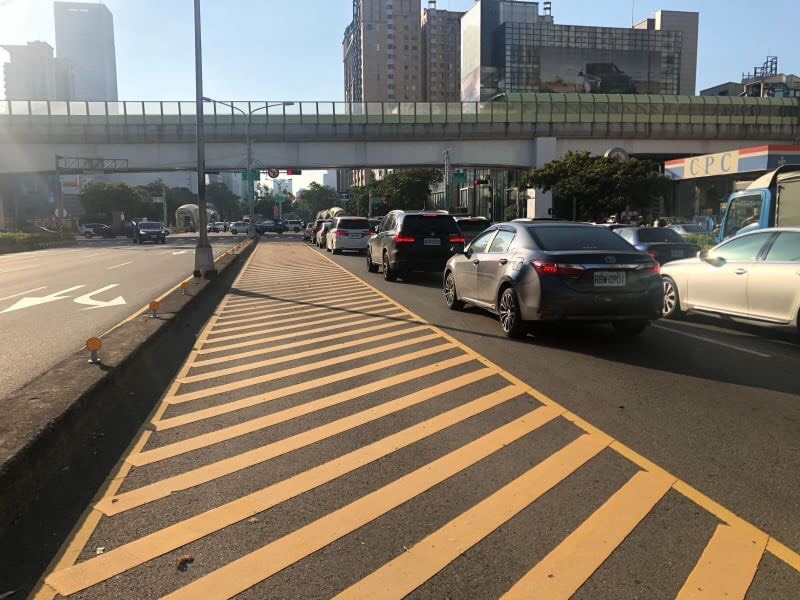 台灣大道東向左轉文心路 交通局評估增設雙左轉道。(記者陳信宏翻攝)