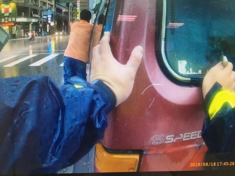 員警協助推車照片。(記者劉明吉翻攝)