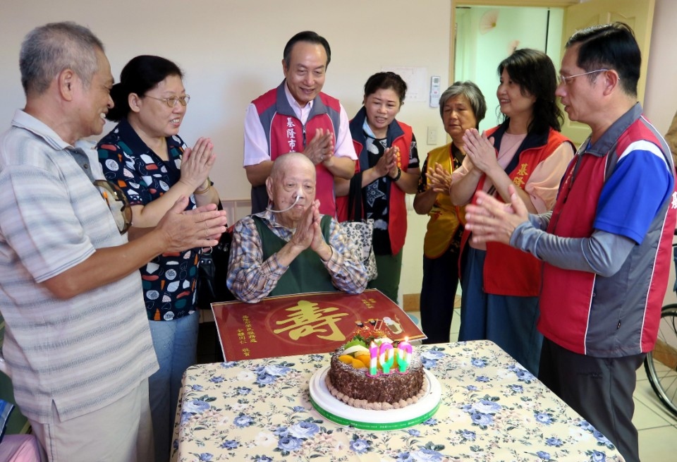 基隆榮服處聯合中正老人養護中心，一同為人瑞榮民熊鵬爺爺(左3)慶祝百歲生日。(記者何能武翻攝)