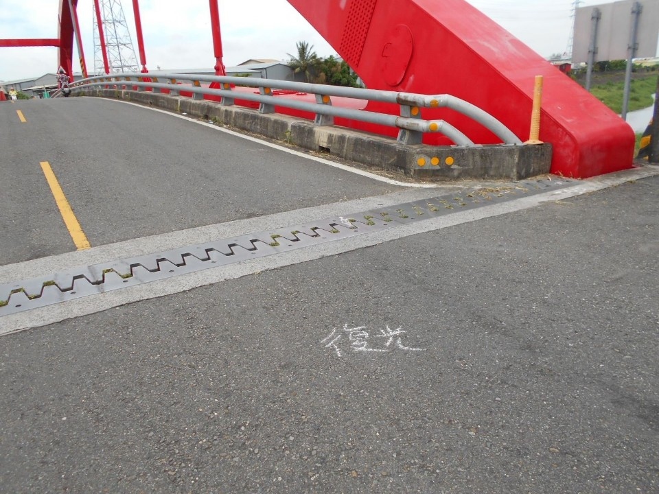 守護行車安全 中市提升車行路橋伸縮縫防滑係數。(記者高秋敏翻攝)