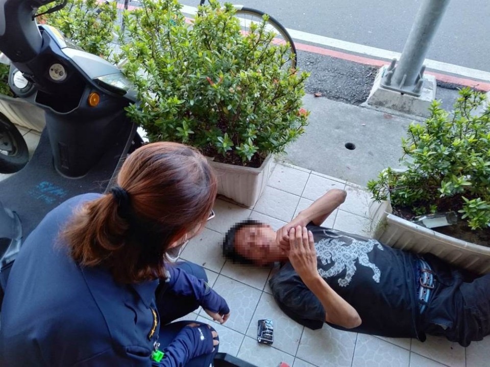 日頭赤焰焰 砂崙警即刻救援中暑男獲讚賞。(記者劉明吉翻攝)