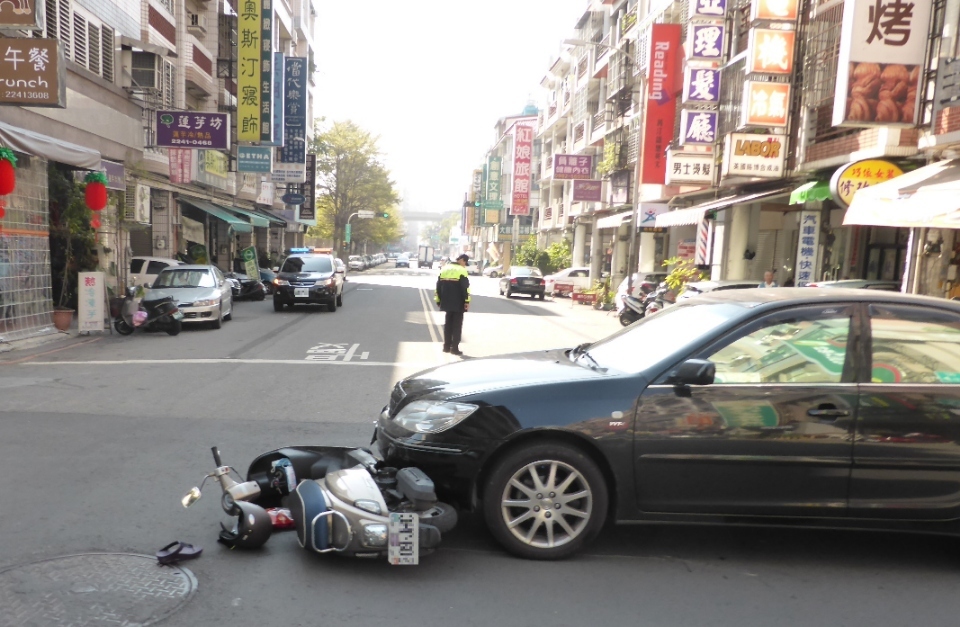 機車肉包鐵 正確戴帽安全有保障。(記者林志強翻攝)