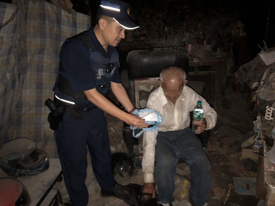 滂沱雨夜老翁迷路 旗警暖心護送返家。(記者劉明吉翻攝)