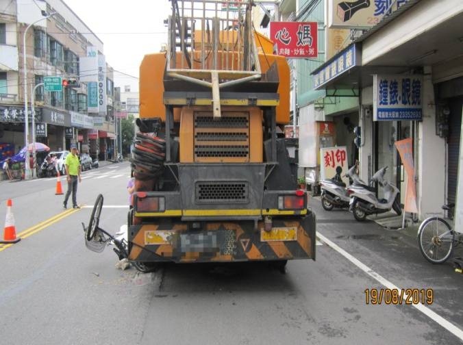 行駛於道路的移動城堡--起重機保持距離與間隔以保自身安全。(記者林志強翻攝)