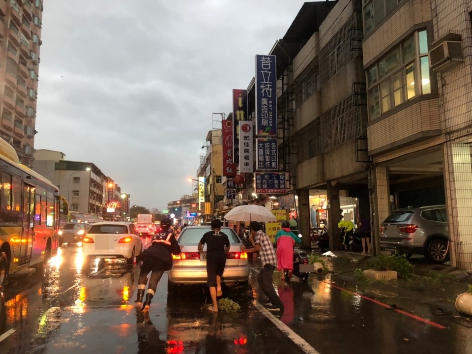 警雨中助拋錨車，車主揪感心。(記者劉明吉翻攝)