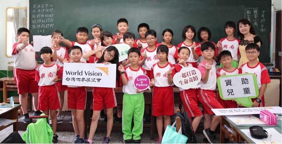 南興國小5年級同學期許更多民眾將小愛轉化成大愛支持資助兒童計畫。(記者劉明福翻攝)