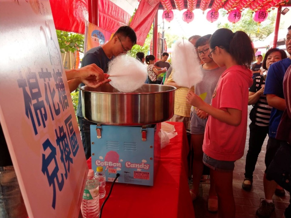 吃貨必看！ 建國市場打折促銷賺好康。(記者劉明福翻攝)