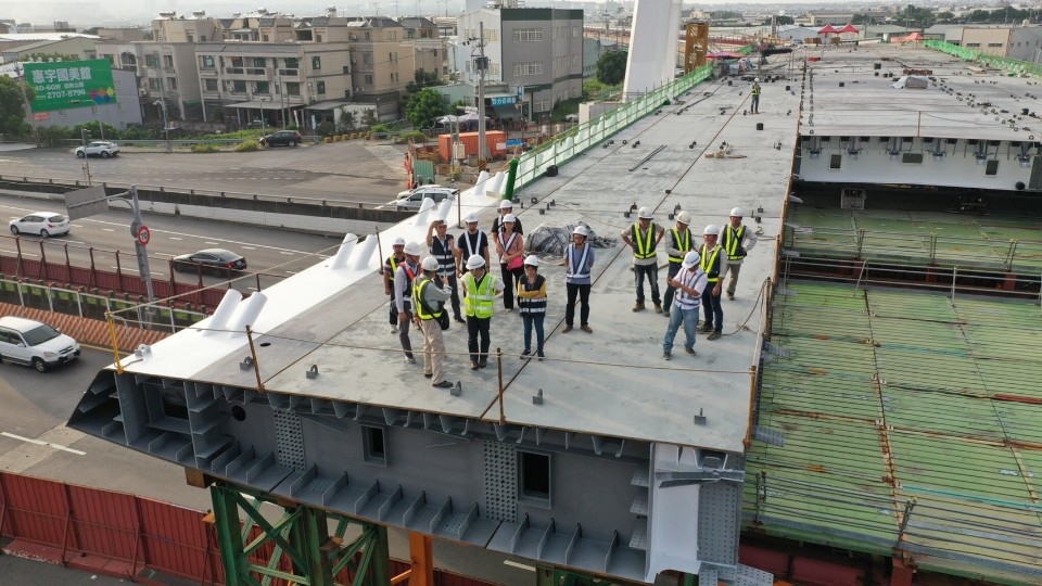 施工團隊向建設局長說明工程進度。(記者陳信宏翻攝)