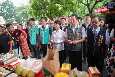 盧市長參拜茄苳王公廟。(記者張越安翻攝)