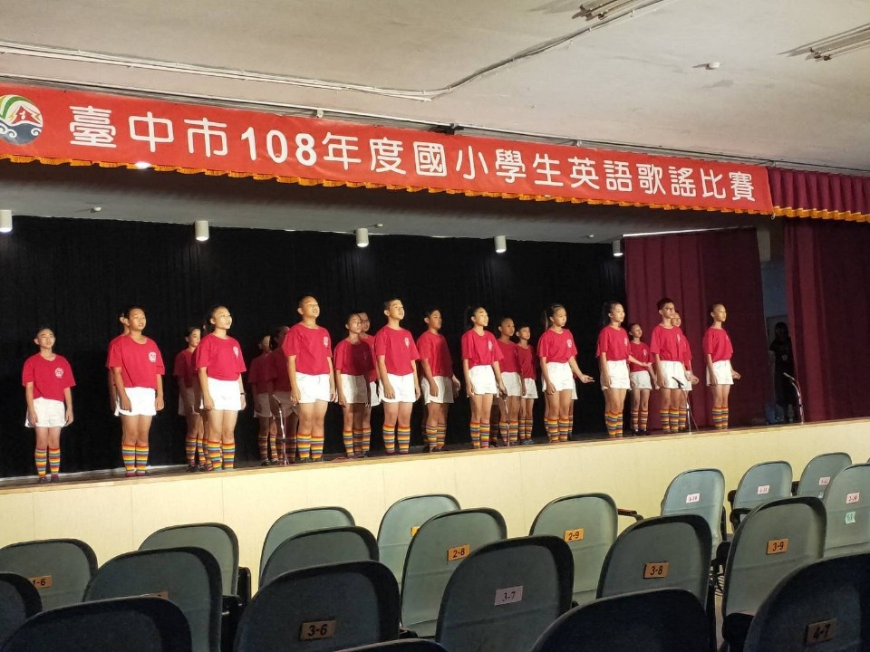 中市國小英語歌謠比賽開唱。(記者林志強翻攝)