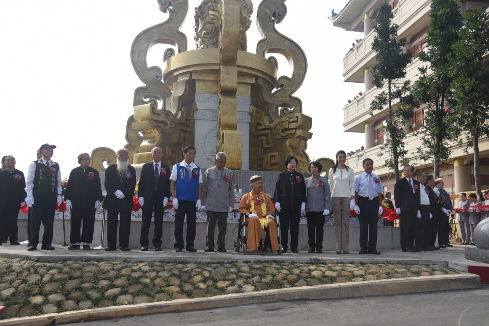 易經大學九龍柱落成剪綵 林明溱祈求和平無災繁榮幸福。(記者張光雄翻攝)