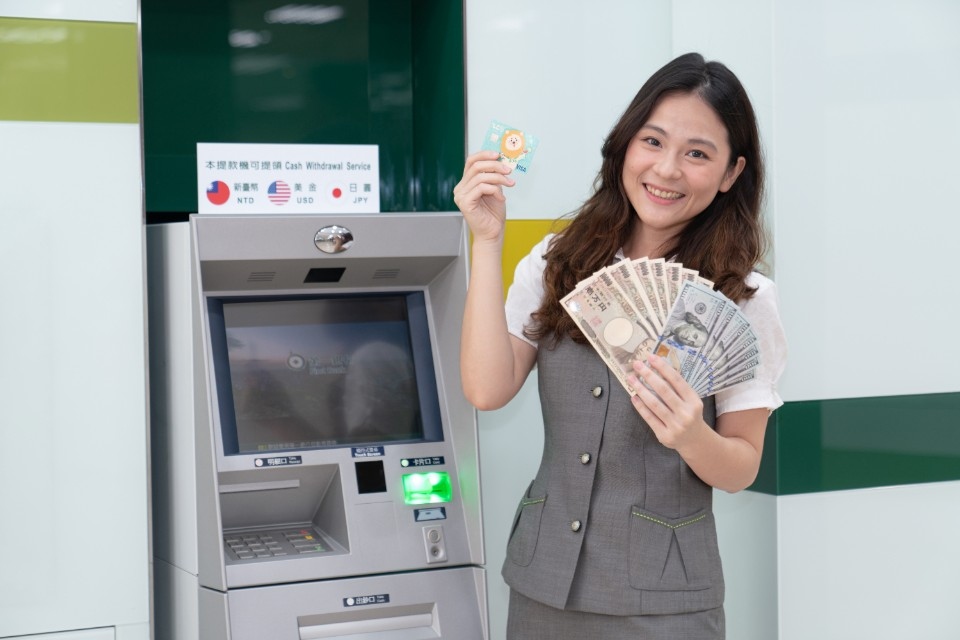 看準出國換匯夯 第一銀行廣設外幣ATM。(記者吳朝駿翻攝)
