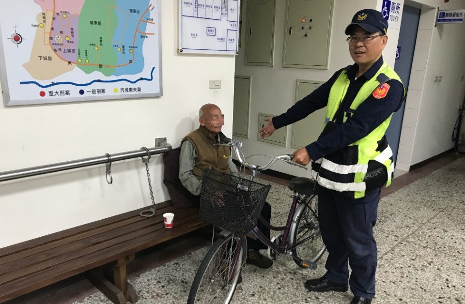 9旬老翁騎車迷途 熱心警民助返家。(記者劉秝娟翻攝)