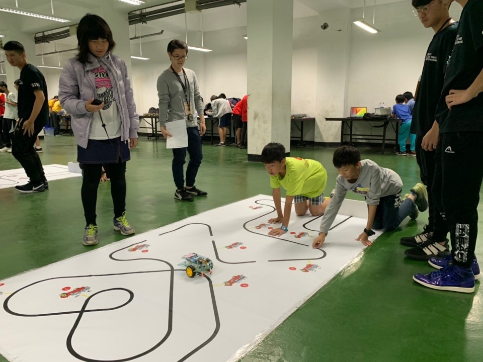 中市BrainGo智能車競賽 200多位師生較勁。(記者陳信宏翻攝)