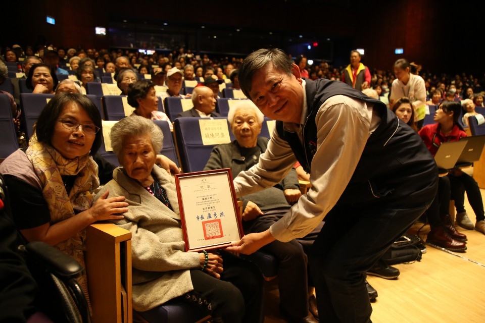 中市社區照顧關懷據點表揚 98歲長者熱愛學習好模範。(記者林志強翻攝)