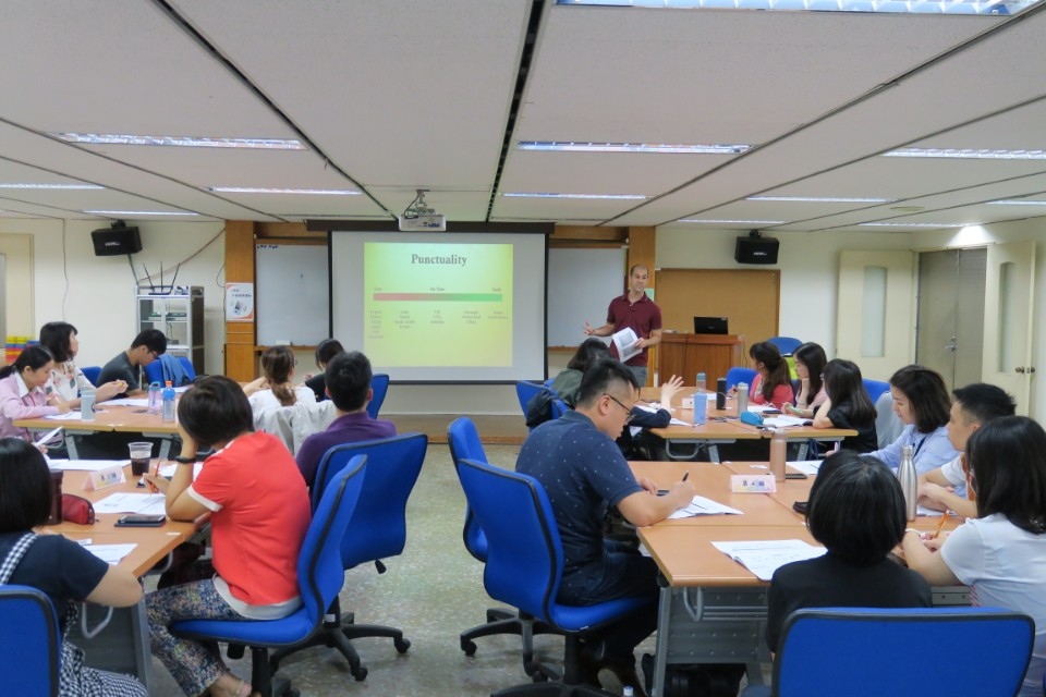 台中市政府公務人力訓練中心舉辦「2020台中燈會英語研習班」。(記者劉明福翻攝)