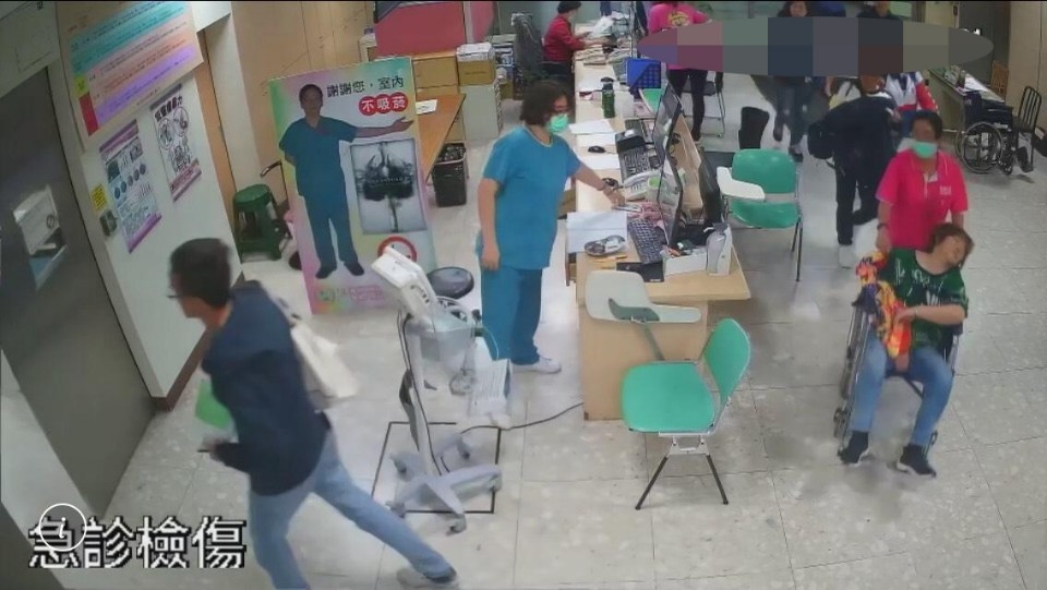 同學們趕緊推輪椅送病患入急診。(記者張光雄翻攝)