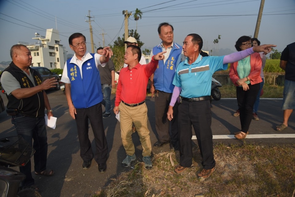 投4線及投5線路面老舊毀損林明溱會勘指示改善。(記者張光雄翻攝)