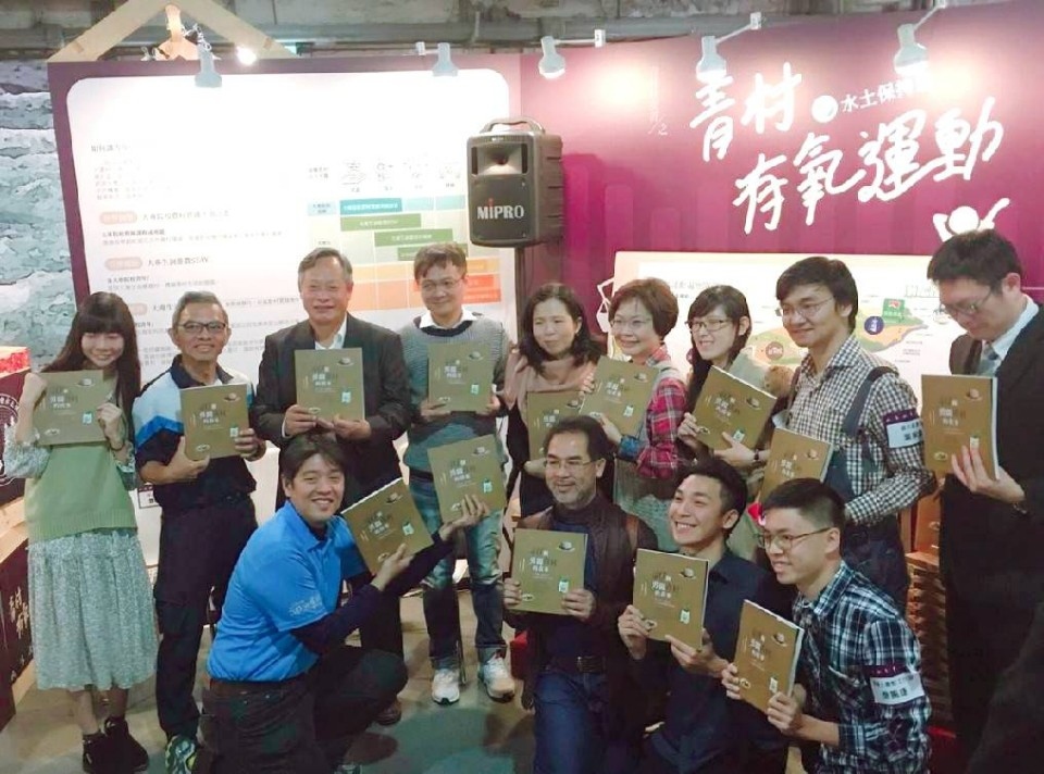 水保局林長立副局長跟青年朋友們一起宣傳新書。(記者張光雄翻攝)