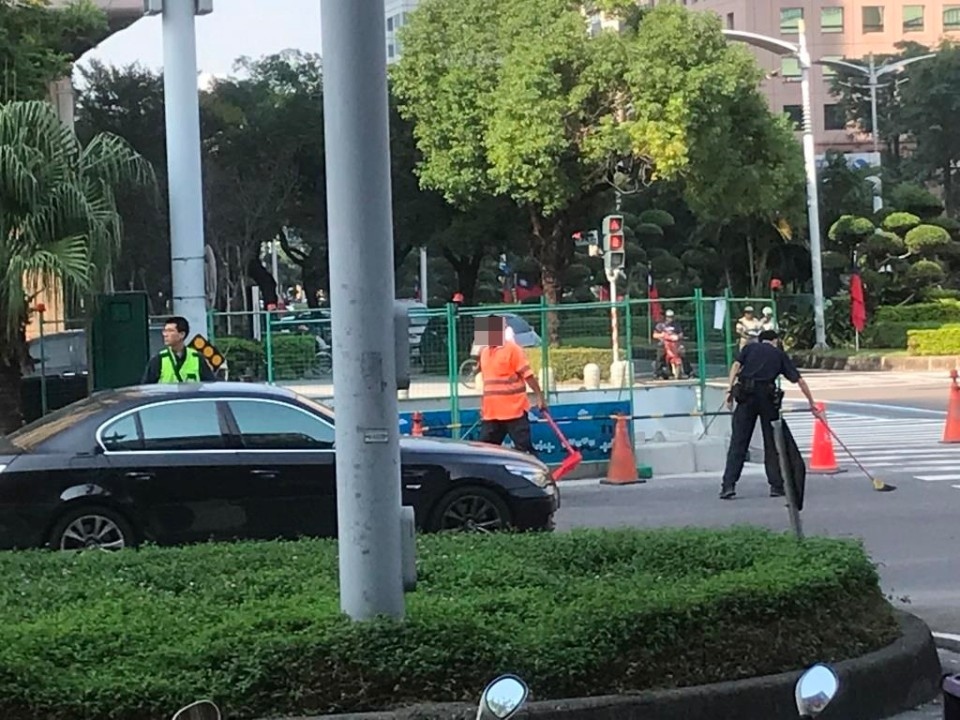 派出所前車禍-警上前助祖孫就醫。記者劉明吉翻攝