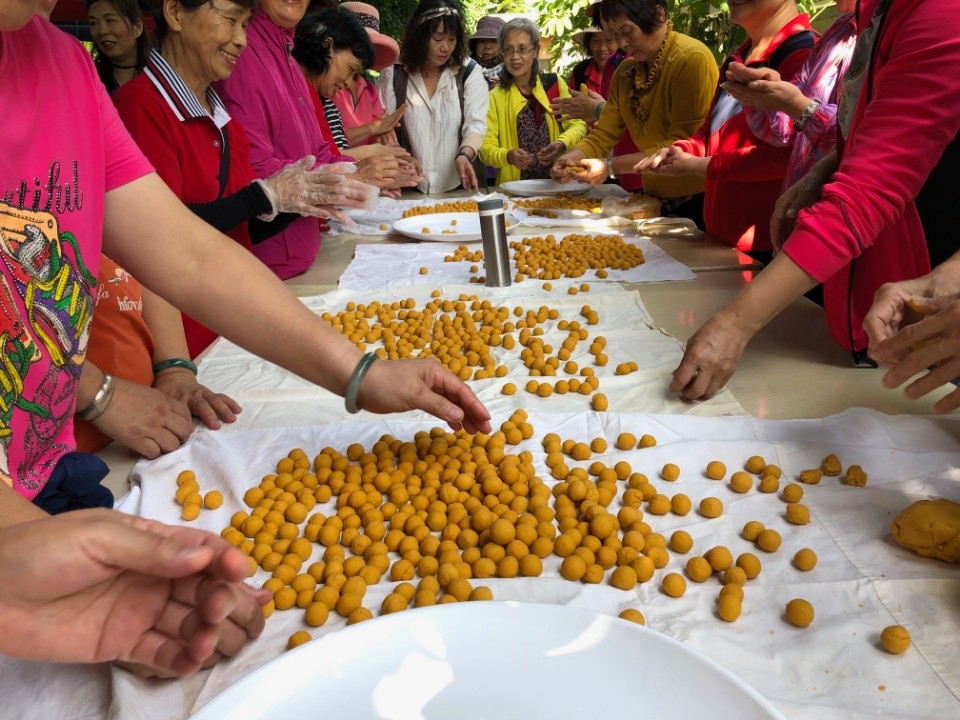 竹北市農會家政班製作雜糧湯圓。(記者李煥勇翻攝)
