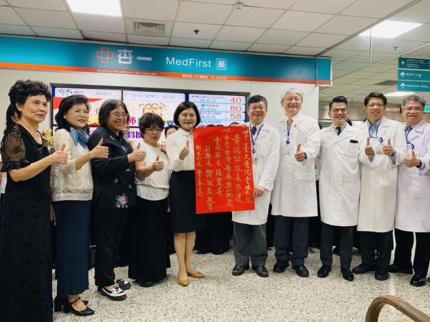 縣長張麗善恭賀黃瑞仁院長、李聰明院長、賴靖文醫師榮獲醫療典範獎。（記者張達雄攝影）