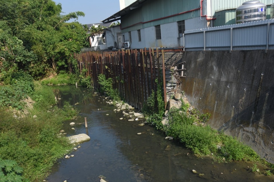 草屯溪州埤沿線多處護岸掏空破損 林明溱指示改善。(記者陳金泉翻攝)