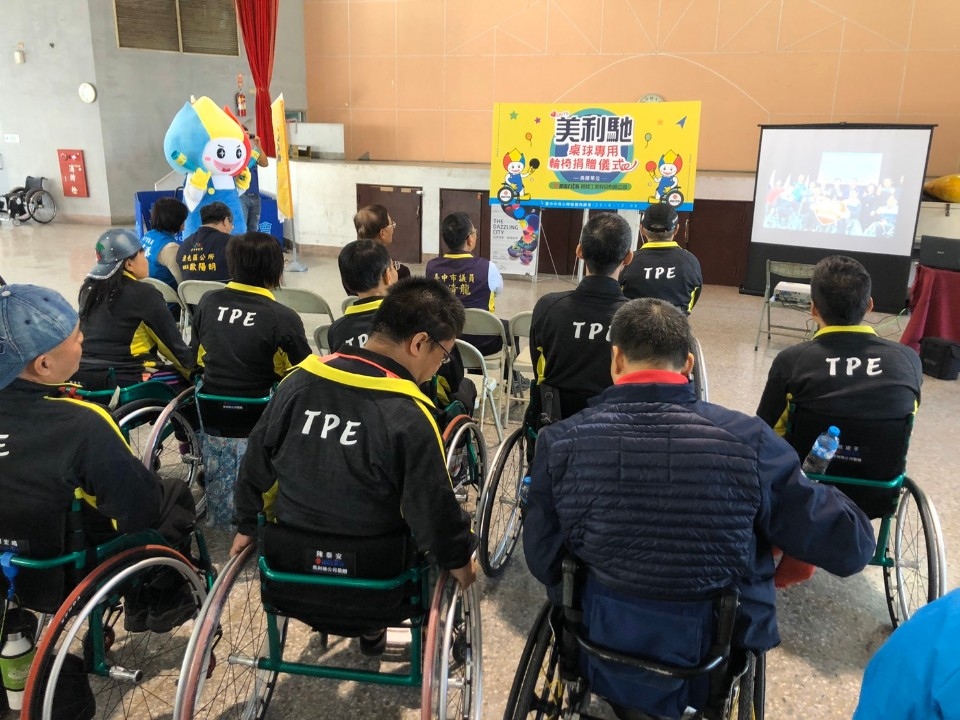 中市企業捐贈桌球專用輪椅 中市運動局感謝熱心公益。(記者劉明福翻攝)